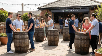 Houten tonnen als terrasaankleding bij bar of café, gebruikt als statafel tijdens zomers bierfestival.