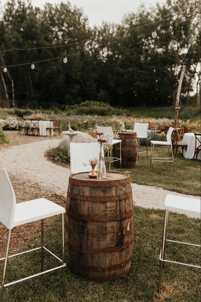 Houten ton als statafel op feest of event, robuuste blikvanger voor decoratie en verhuur.
