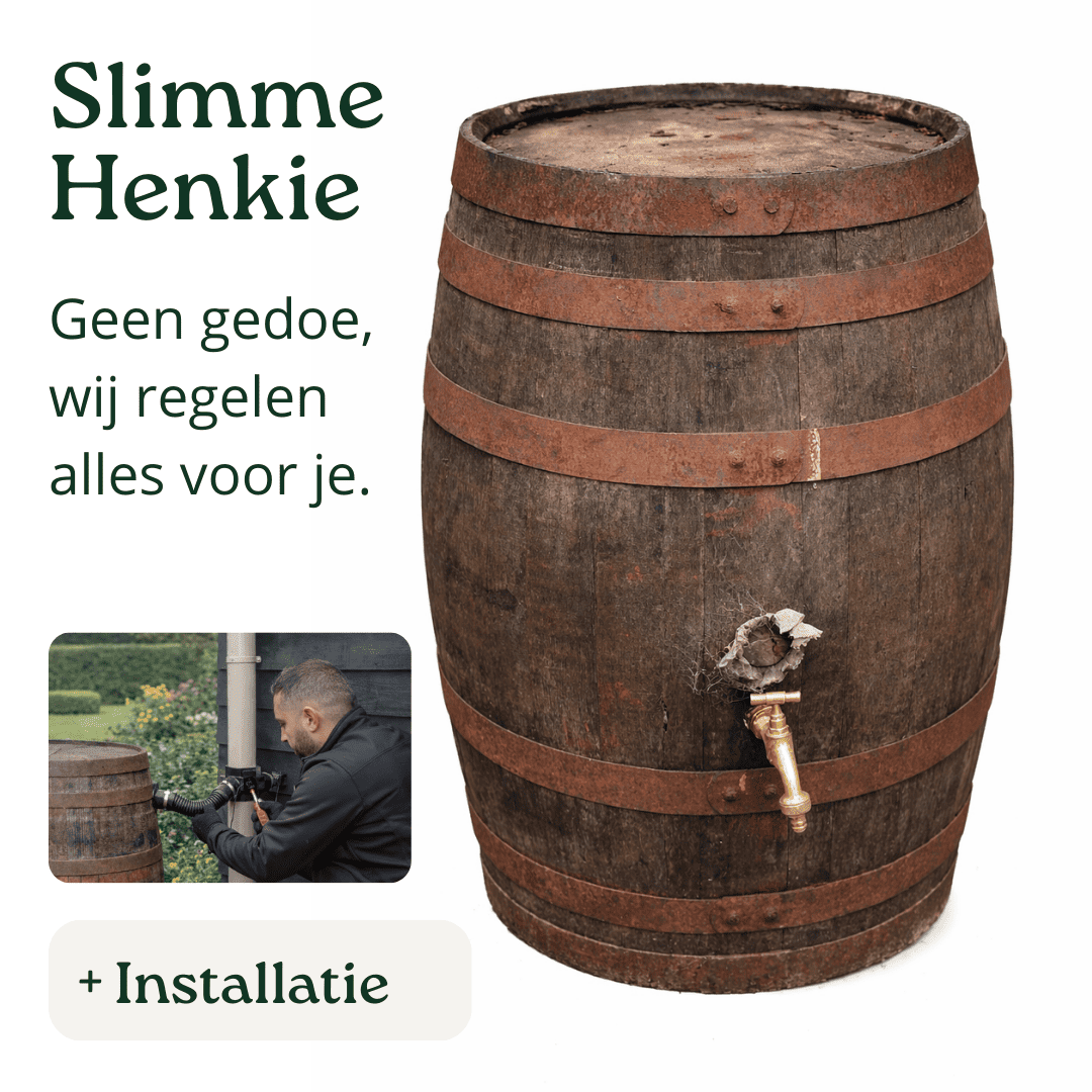 Slimme Henkie houten ton 225 liter met installatie en messing kraan van Houtenton.nl geplaatst in de tuin klaar voor gebruik
