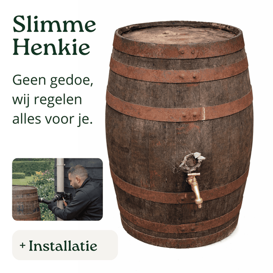 Slimme Henkie houten ton 225 liter met installatie en messing kraan van Houtenton.nl geplaatst in de tuin klaar voor gebruik